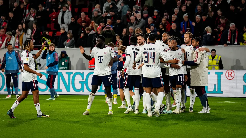 Die Mannschaft bejubelt den Treffer zum 3:1-Endstand während des Auswärtsspiels des FC Bayern in der Bundesliga beim SC Freiburg
