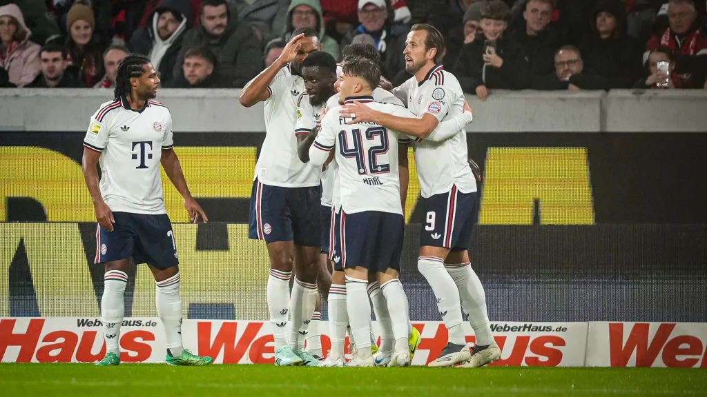 Dayot Upamecano, Lennart Karl, Harry Kane und Co. jubeln während des Auswärtsspiels des FC Bayern in der Bundesliga beim SC Freiburg