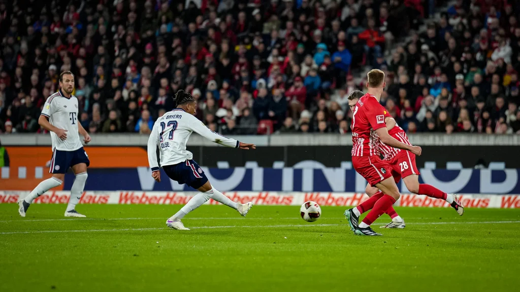 Michael Olise beim Torschuss während des Auswärtsspiels des FC Bayern in der Bundesliga beim SC Freiburg