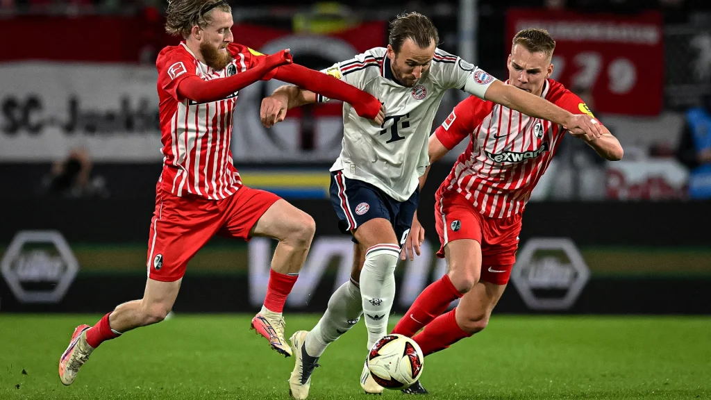 Harry Kane im Zweikampf während des Auswärtsspiels des FC Bayern in der Bundesliga beim SC Freiburg