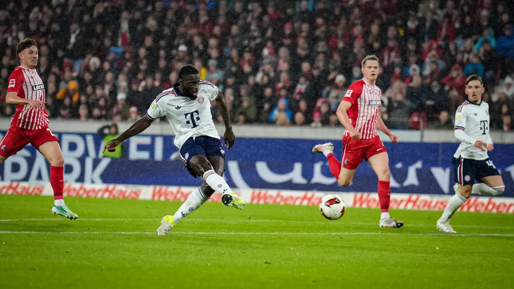 Dayot Upamecano trifft zum 1:0 während des Auswärtsspiels des FC Bayern in der Bundesliga beim SC Freiburg