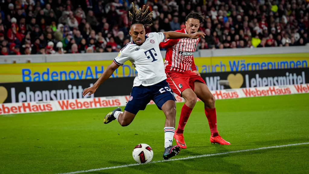 Sacha Boey mit Ball am Fuß während des Auswärtsspiels des FC Bayern in der Bundesliga beim SC Freiburg