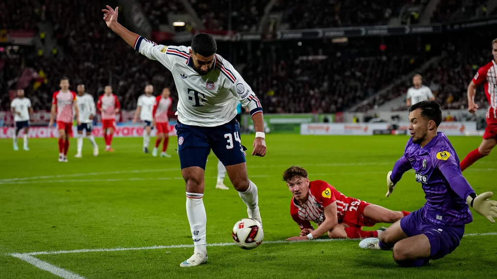 Ismael Saibari im Eins-gegen-Eins mit Mio Backhaus während des Auswärtsspiels des FC Bayern in der Bundesliga beim SC Freiburg