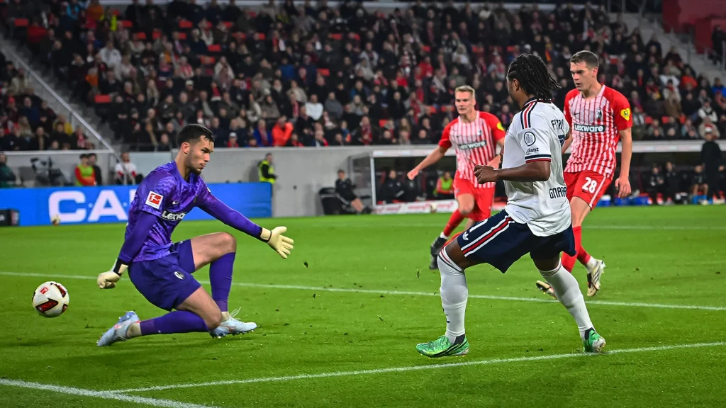 Serge Gnabry trifft zum 2:0 während des Auswärtsspiels des FC Bayern in der Bundesliga beim SC Freiburg