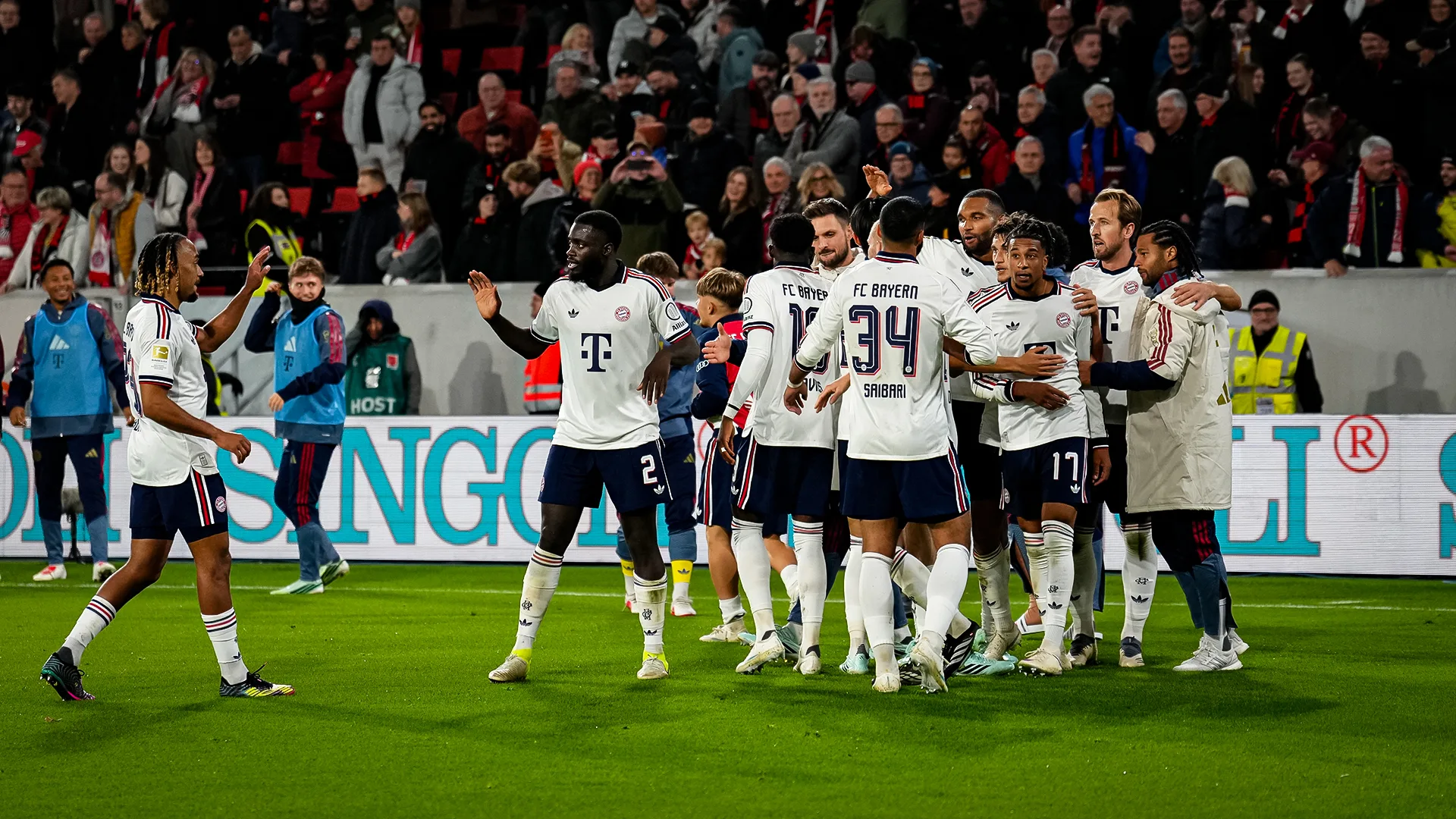 Die Mannschaft bejubelt den Treffer zum 3:1-Endstand während des Auswärtsspiels des FC Bayern in der Bundesliga beim SC Freiburg