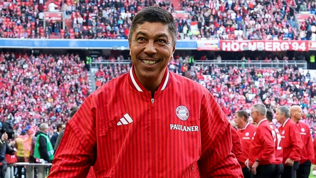 Giovane Elber walks smiling through the Allianz Arena