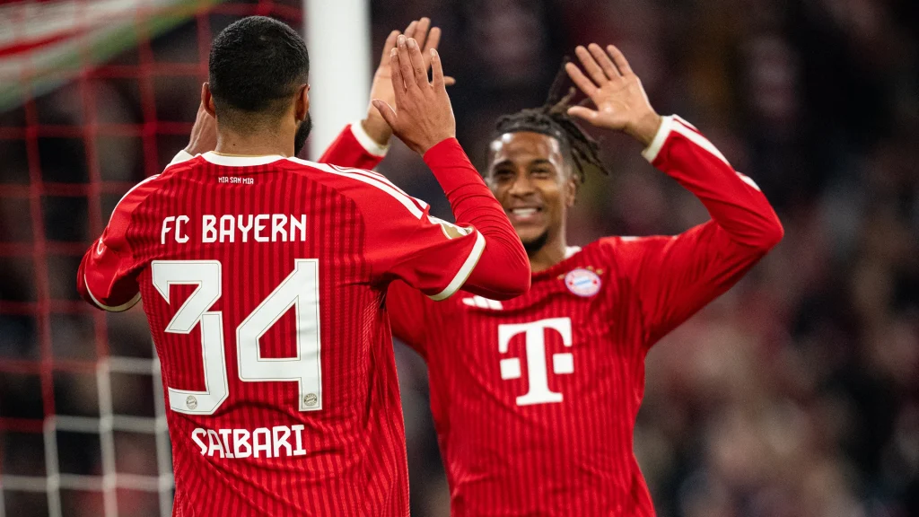 Michael Olise und Ismael Saibari schlagen ein nach dem 1:0 im DFB-Pokalspiel des FC Bayern gegen den 1. FC Magdeburg