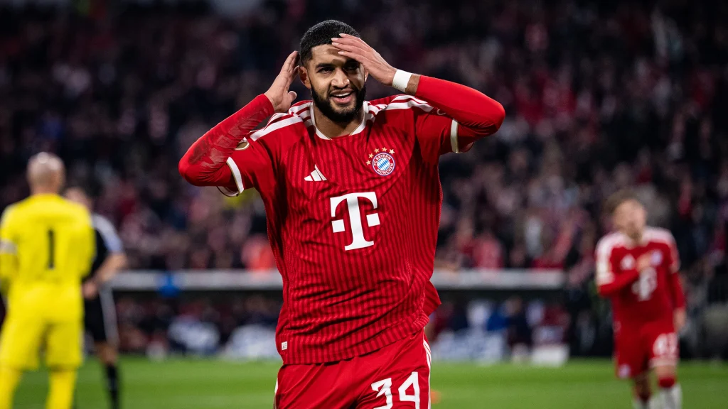 Ismael Saibari streicht sich zum Jubel über den Kopf nach dem 2:1 im DFB-Pokalspiel des FC Bayern gegen den 1. FC Magdeburg