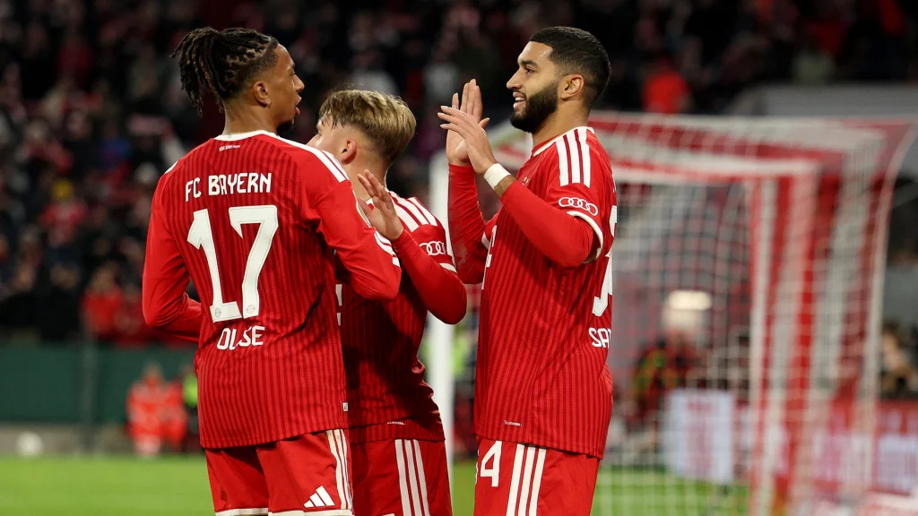 Michael Olise und ISmael Saibari jubeln nach dem 2:1 im DFB-Pokalspiel des FC Bayern gegen den 1. FC Magdeburg