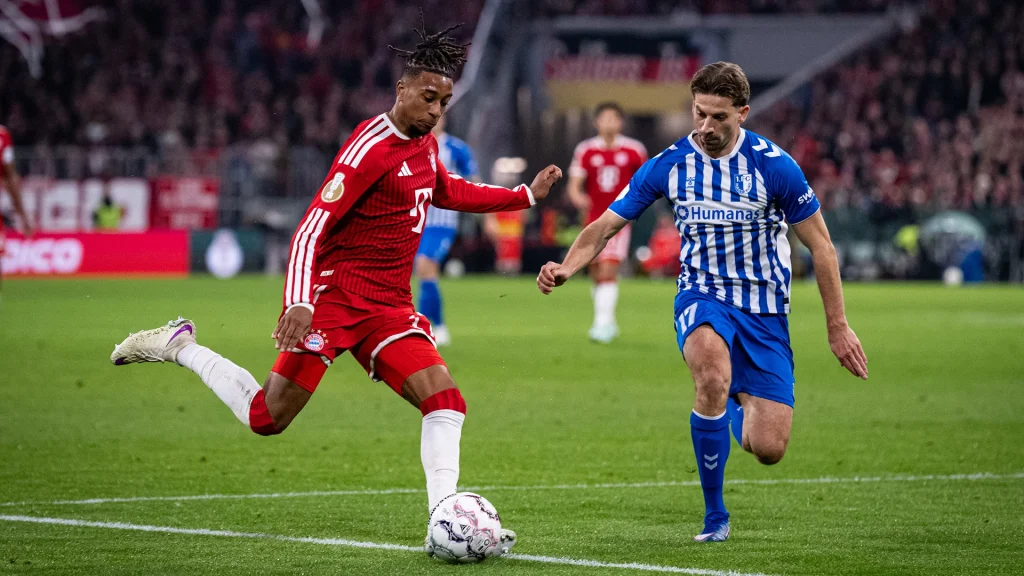 Michael Olise am Ball im DFB-Pokalspiel des FC Bayern gegen den 1. FC Magdeburg