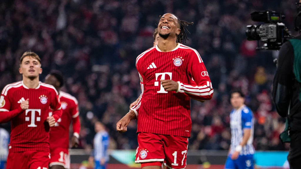 Michael Olse jubelt breit grinsend nach dem 3:1 im DFB-Pokalspiel des FC Bayern gegen den 1. FC Magdeburg