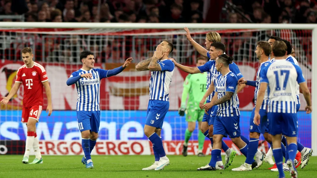Spieler von Magdeburg jubeln nach dem 1:1 im DFB-Pokalspiel des FC Bayern gegen den 1. FC Magdeburg