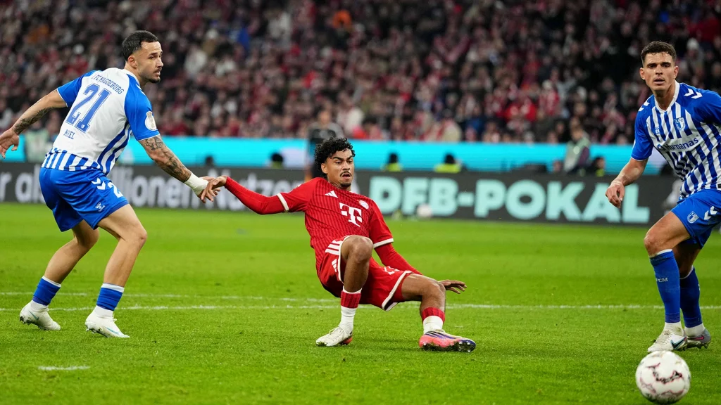 Nathaniel Brown trifft im Fallen zum 5:1 im DFB-Pokalspiel des FC Bayern gegen den 1. FC Magdeburg