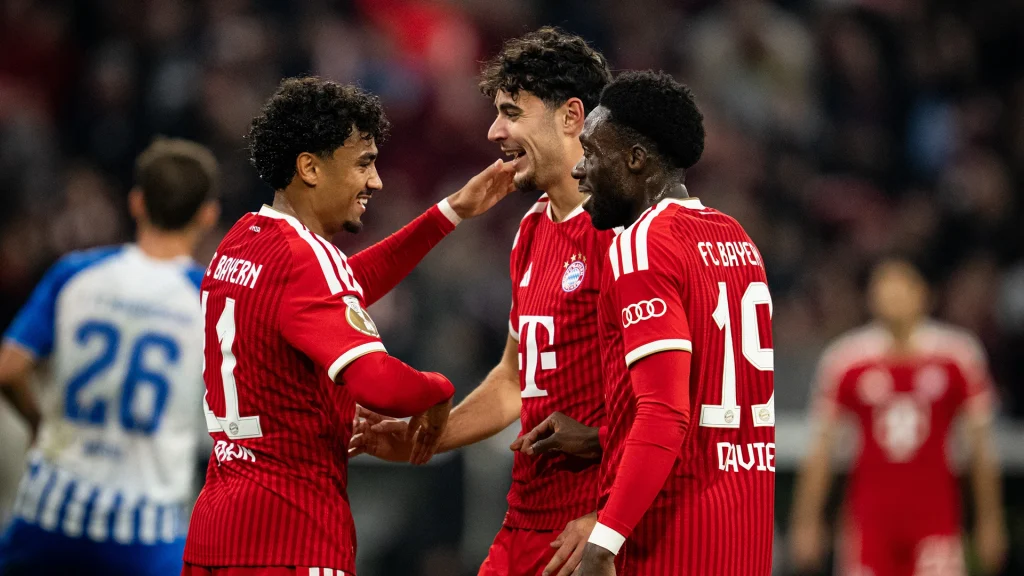 Nathaniel Brown un d Kollegen jubeln nach dem 5:1 im DFB-Pokalspiel des FC Bayern gegen den 1. FC Magdeburg