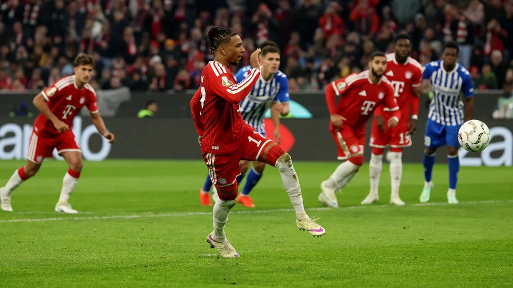 Michael Olise chippt den Elfmeter zum 3:1 ins Tor im DFB-Pokalspiel des FC Bayern gegen den 1. FC Magdeburg