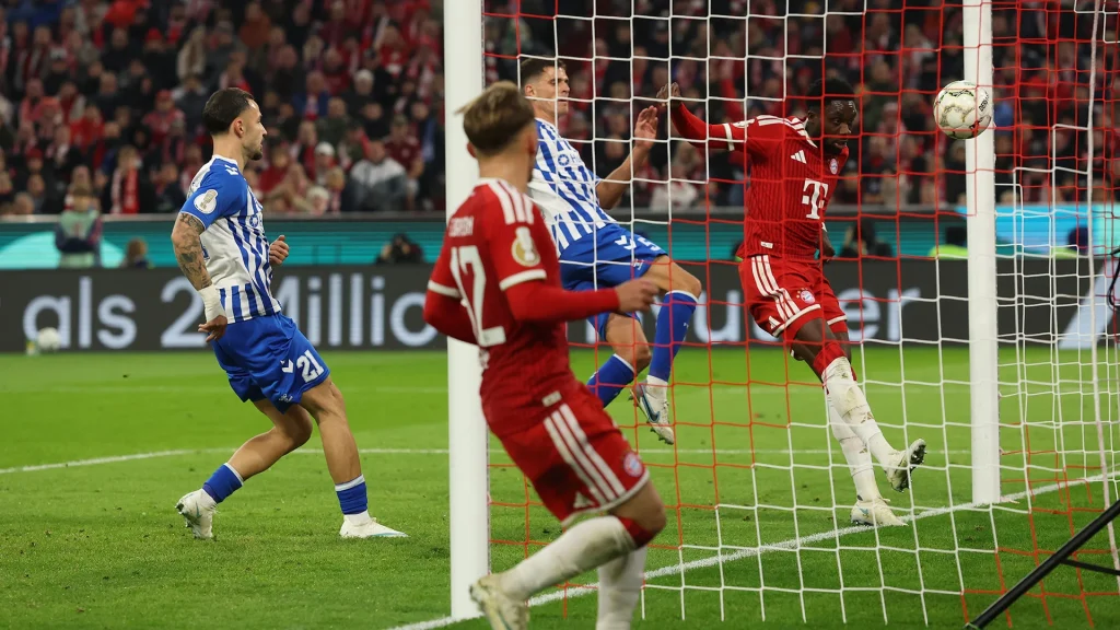 Alphonso Davies trifft zum 4:1 im DFB-Pokalspiel des FC Bayern gegen den 1. FC Magdeburg