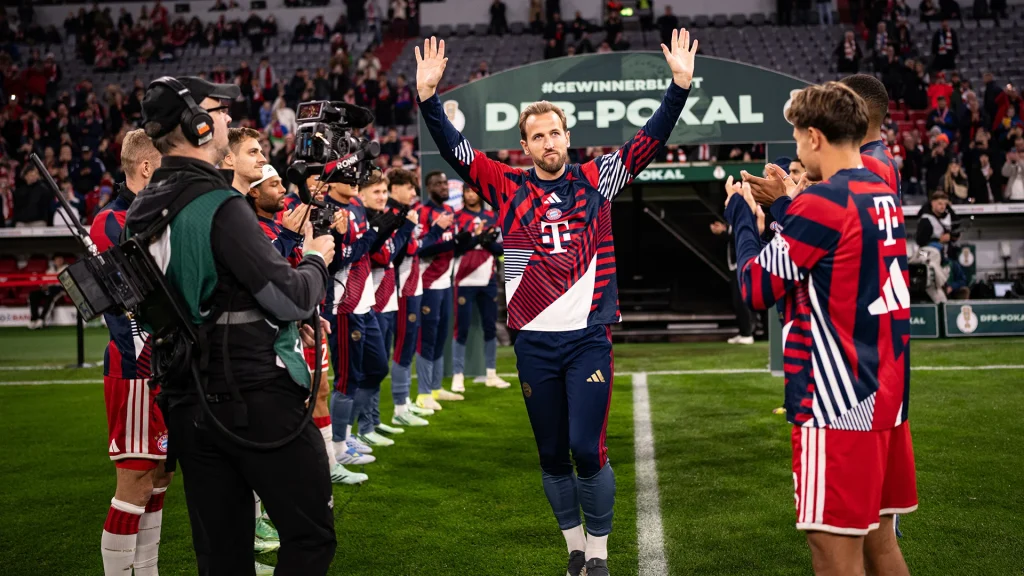 Die Mannschaft des FC Bayern stellt ein Spalier für Harry Kane vor Anpfiff des Pokalspiels gegen Magdeburg
