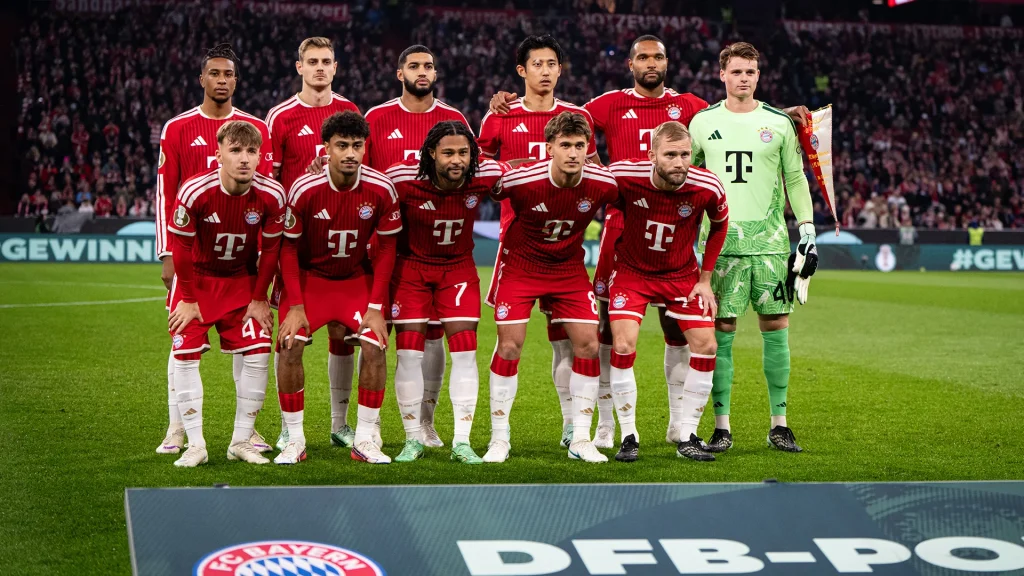 Startaufstellung des FC Bayern vor dem DFB-Pokalspiel gegen den 1. FC Magdeburg